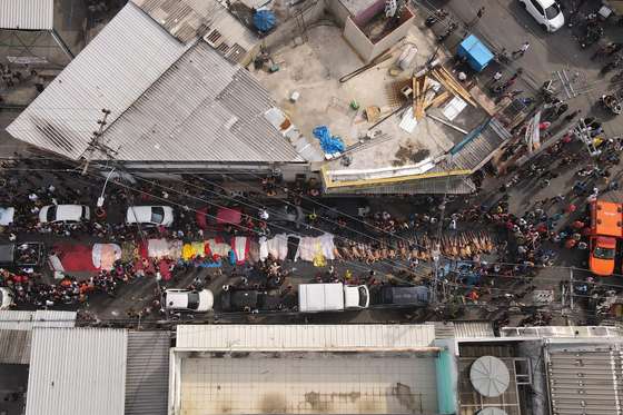 epa12490879 Aerial photograph of dead bodies in Rio de Janeiro, Brazil, 29 October 2025. The police operation launched on 28 October in Rio de Janeiro, the deadliest in the Brazilian city's history, left more than 100 people dead, including four officers, according to the Public Defender's Office. EPA/RENATO SPYRRO WARNING EDITORS: EXPLICIT GRAPHIC CONTENT