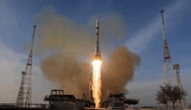 Lançamento da Soyuz envia tripulação americana e russa para a Estação Espacial Internacional -