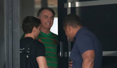 Bolsonaro detido preventivamente após romper pulseira eletrónica para fugir