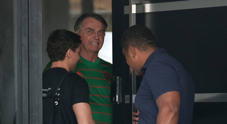 Bolsonaro detido preventivamente após romper pulseira eletrónica para fugir
