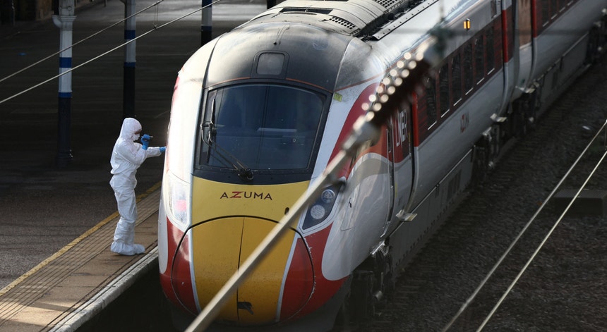 Ataque com faca em Inglaterra. Testemunhas descrevem momentos de pânico e caos