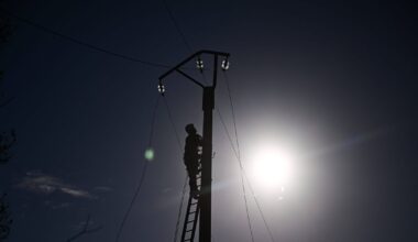 Apagão deixa zonas de Paris às escuras e suspende metro e comboio