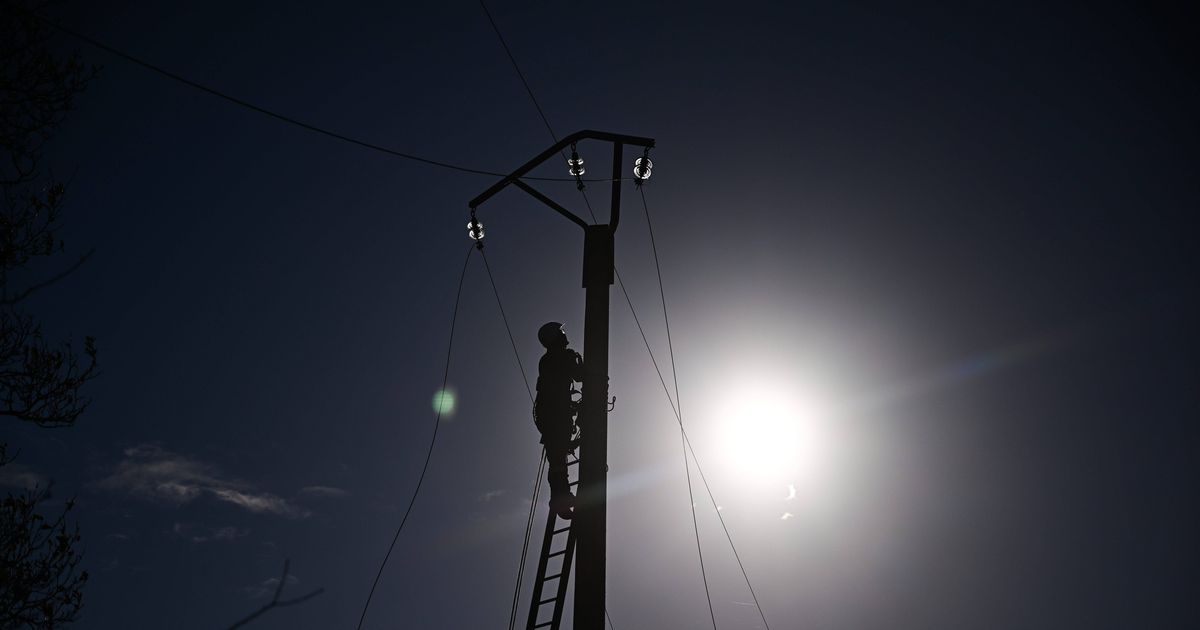 Apagão deixa zonas de Paris às escuras e suspende metro e comboio