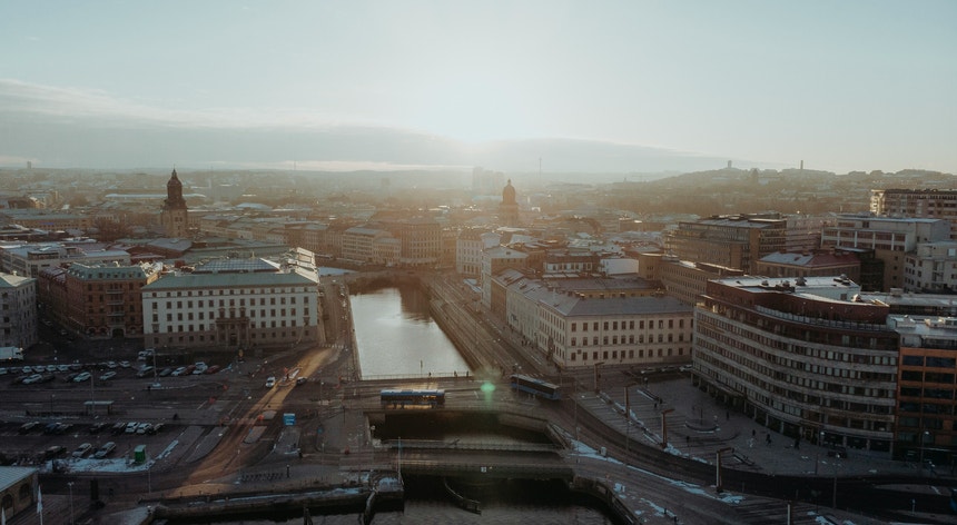 Tráfego no aeroporto de Gotemburgo suspenso após avistamento de drones