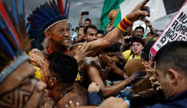 Ativistas climáticos invadem área restrita da COP30