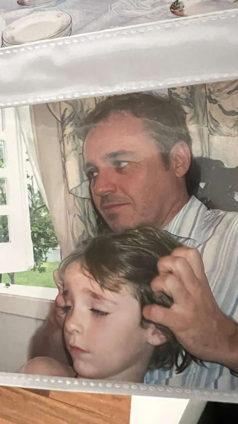 Filho de Gugu Liberato abre álbum raríssimo com o pai —