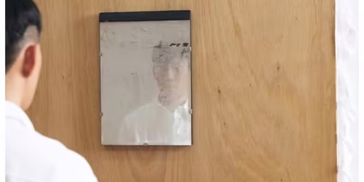 Voluntário tenta “limpar” obra de arte e destrói parte da exposição