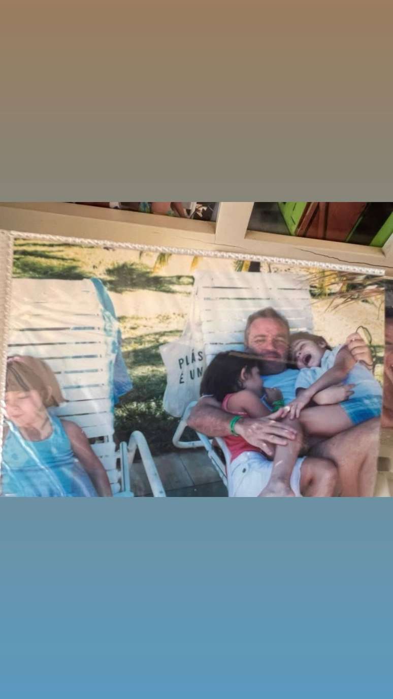 Filho de Gugu Liberato abre álbum raríssimo com o pai —