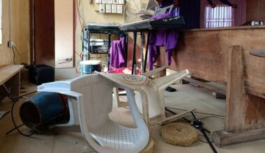 Número de crianças raptadas em ataque a escola na Nigéria sobe para mais de 300