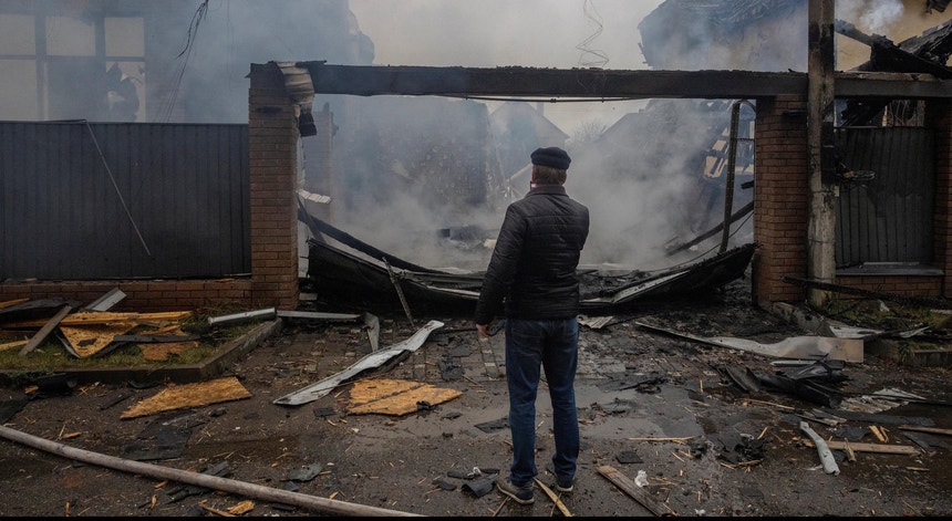 Um morto e 11 feridos em Kiev em novo ataque russo com drones