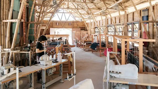 Centro de tecelagem construído com postes de bambu curvados em Batangas, nas Filipinas