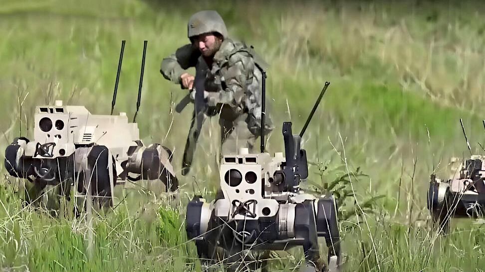 A China está a treinar um exército de "lobos mecânicos" e drones para a invasão de Taiwan