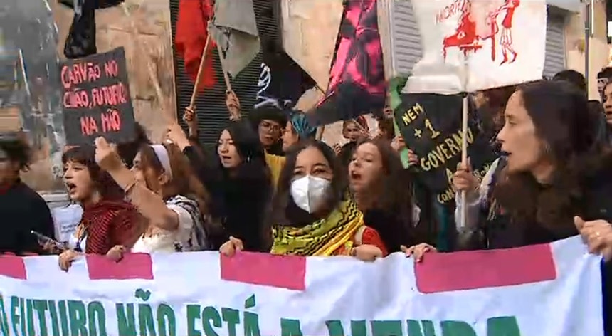 Climáximo e Greve Climática Estudantil à frente de manifestação contra os combustíveis fósseis