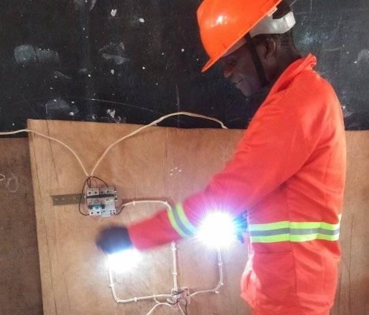 Faife usa limão e cebola para ter luz e não deixar de estudar