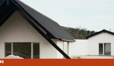 Uma casa “simples e discreta” com telhas pretas é um abrigo de férias em Leiria | Arquitectura