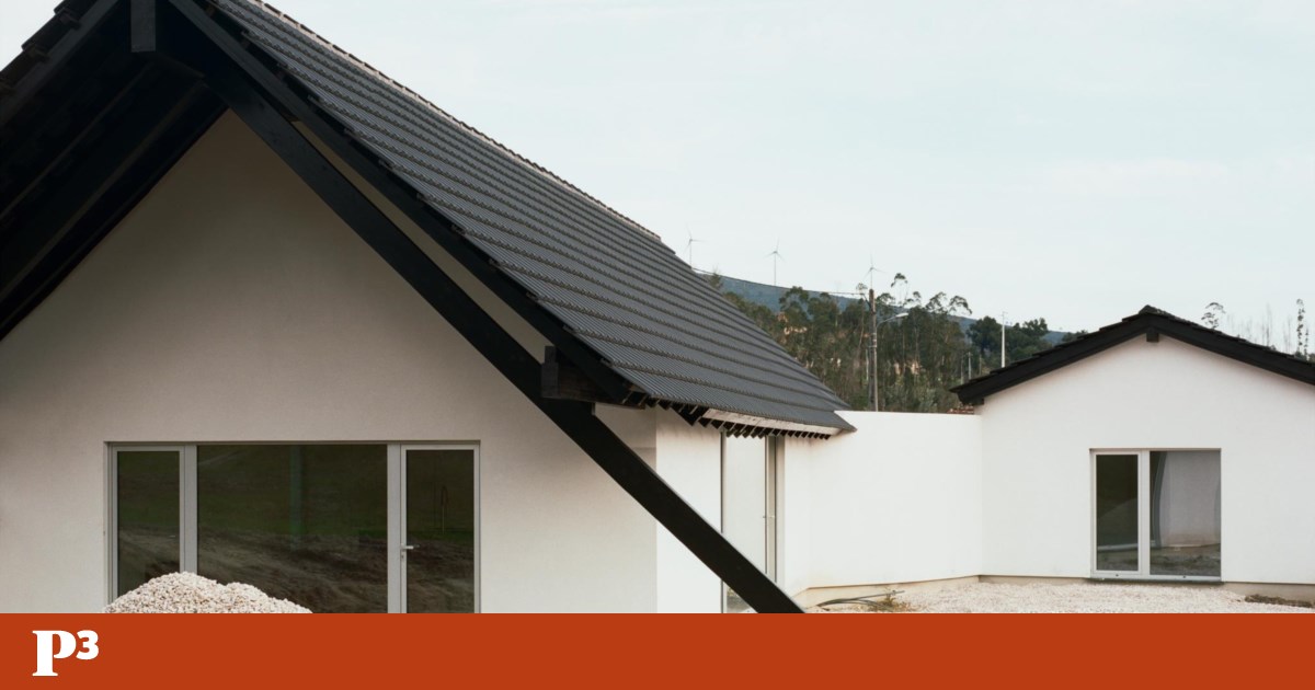 Uma casa “simples e discreta” com telhas pretas é um abrigo de férias em Leiria | Arquitectura