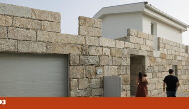 À volta das ruínas da casa dos avós fez-se uma nova casa em Guimarães | Fotogaleria