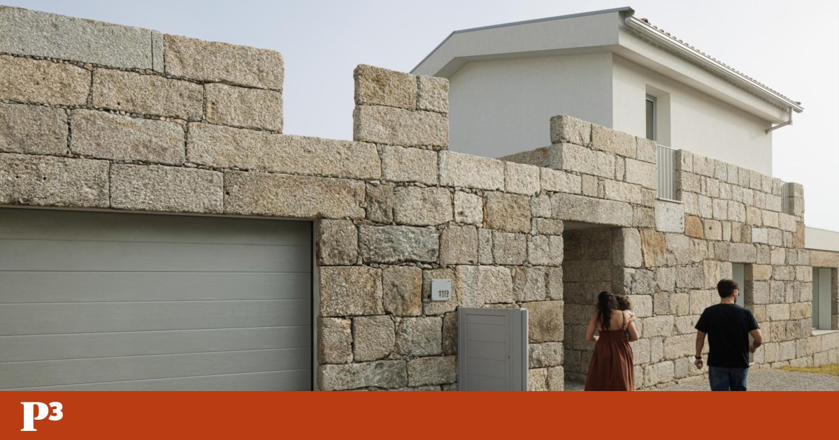 À volta das ruínas da casa dos avós fez-se uma nova casa em Guimarães | Fotogaleria