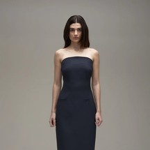 Vestido em crepe estruturado, com caimento justo e abertura na barra das costas, custa R$ 2.490,00 — Foto: Divulgação Mondepars