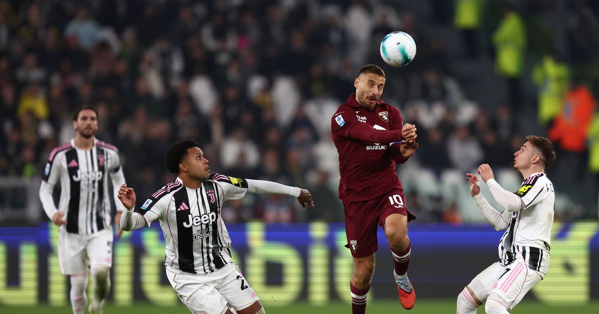 Mão pesada para quatro adeptos que fizeram gesto de avião