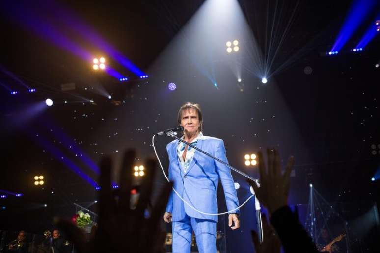 Roberto Carlos avalia pessoalmente os detalhes da sua emissora de rádio