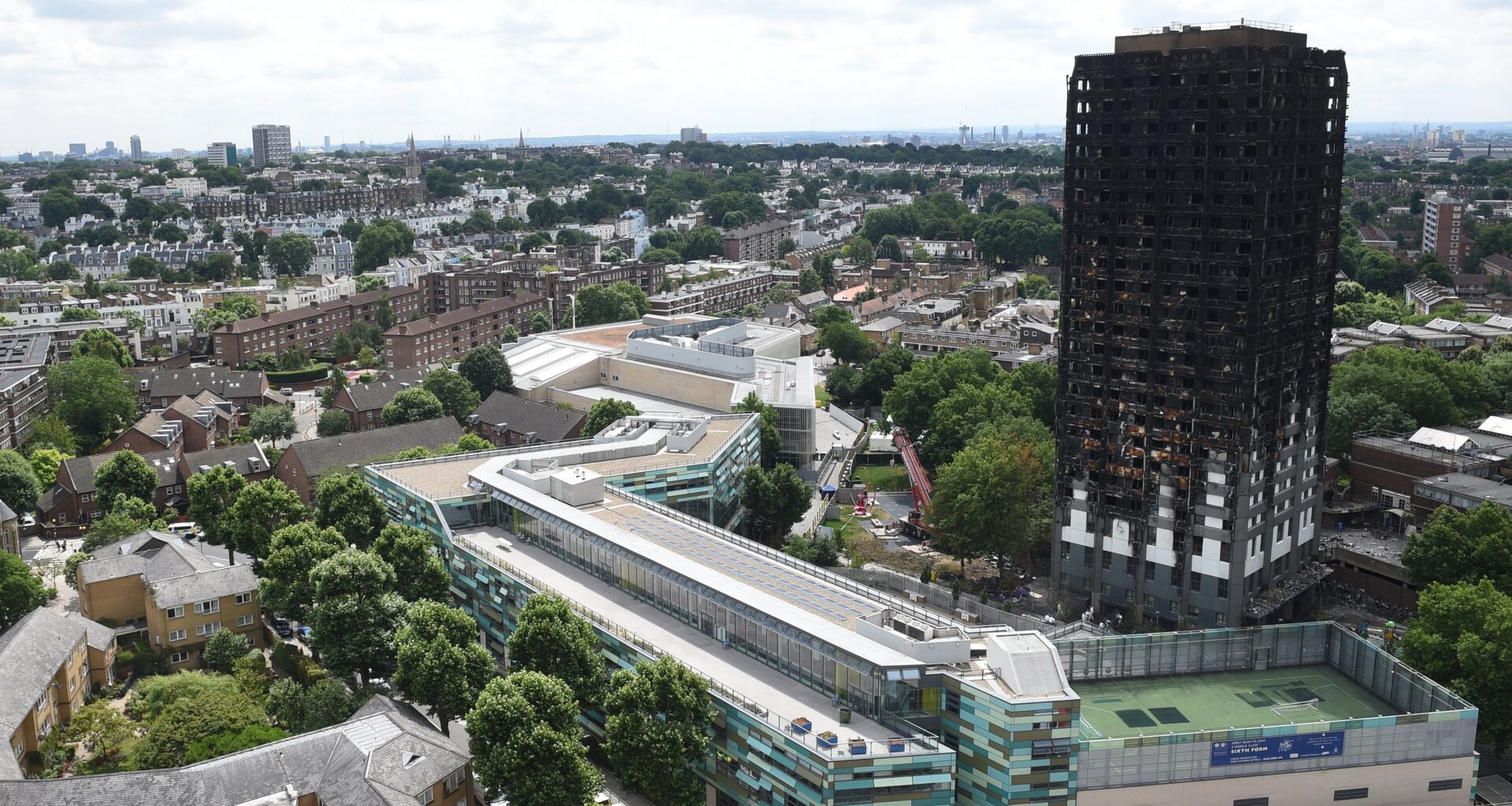 Apresentador e arquiteto George Clarke apela a boicote de empresas implicadas no caso Grenfell