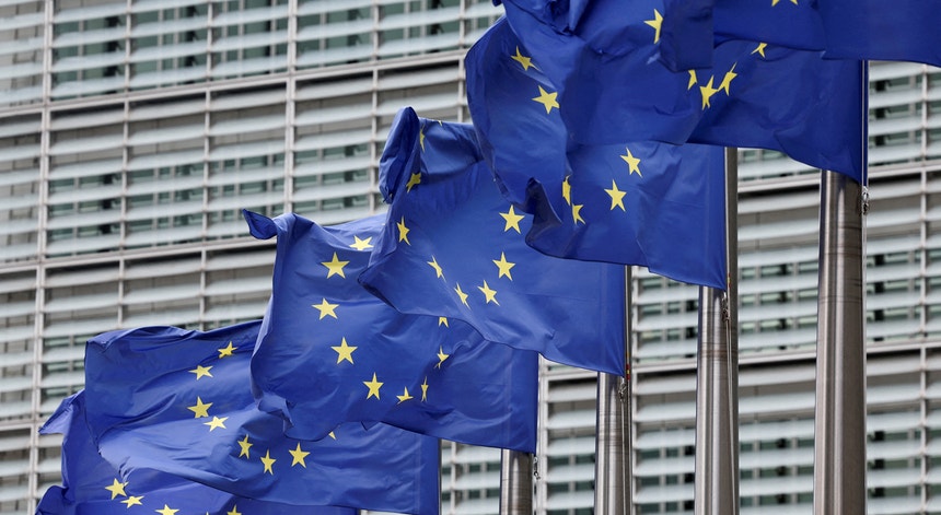 Ministros das Finanças da UE chegam a acordo para taxar encomendas abaixo de 150 euros