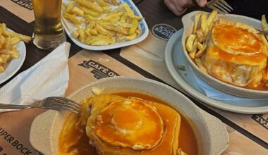 "Neste café não se brinca à francesinha" e tem pontuação de 8 em 10
