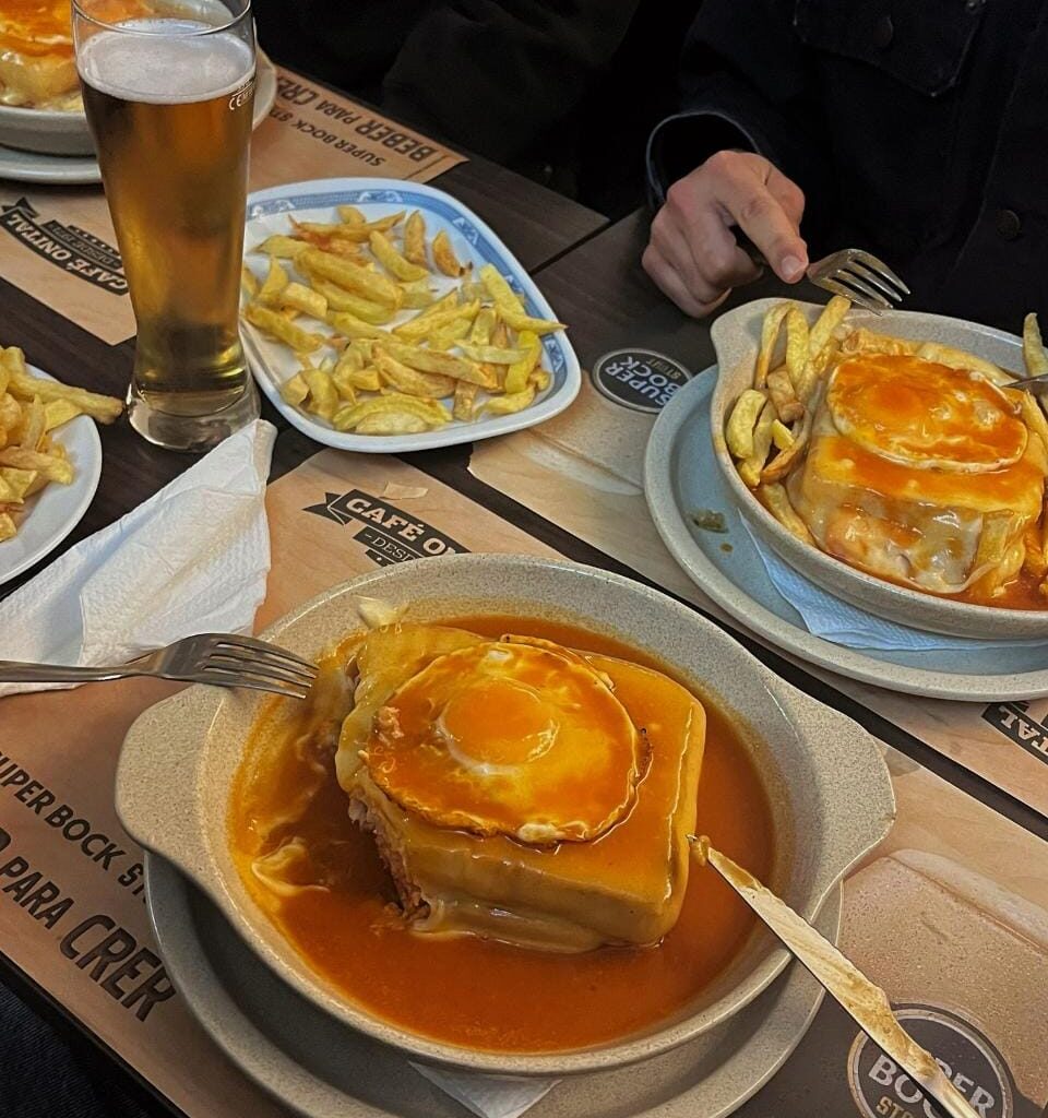 "Neste café não se brinca à francesinha" e tem pontuação de 8 em 10