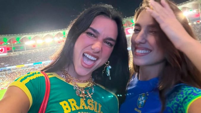 Dua Lipa assistiu ao Fla-Flu no Maracanã