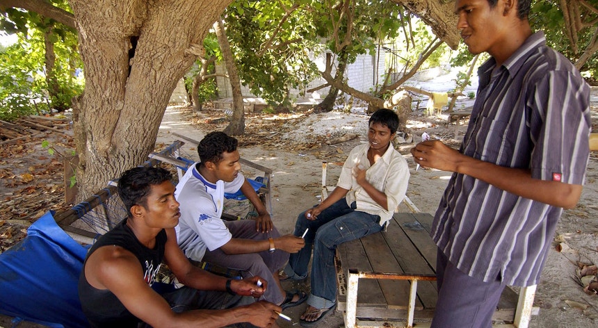 Maldivas tornam-se primeiro país do mundo a aplicar "proibição geracional" do tabaco