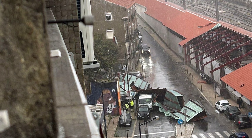 Mau tempo em Lisboa. Vento arranca parte do telhado de estação de Santa Apolónia