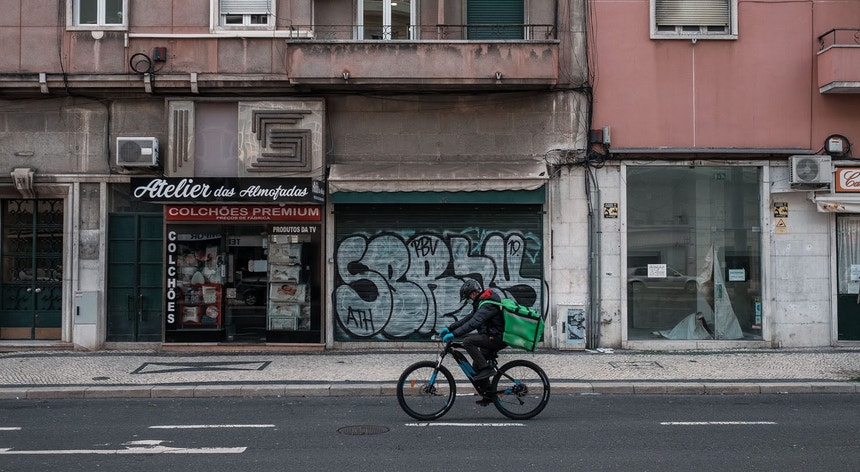 Falsos estafetas de aplicações móveis. PSP desfaz rede de tráfico de droga