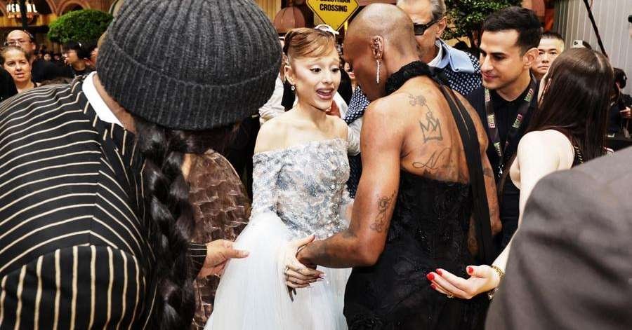 Ariana Grande é atacada por fã, e Cynthia Erivo defende a atriz