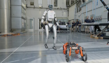 Robô humanoide X1 com o seu drone M4