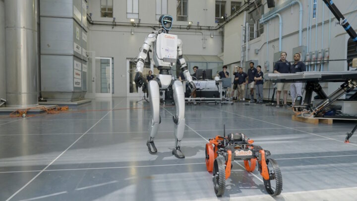 Robô humanoide X1 com o seu drone M4