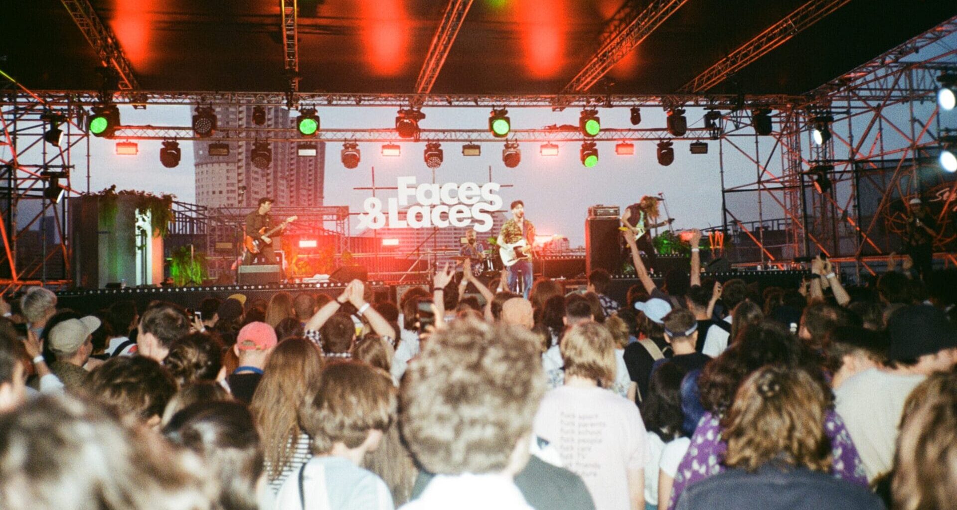 Geração Z busca equilibrar consumo de álcool com vida fitness, influenciada pela internet