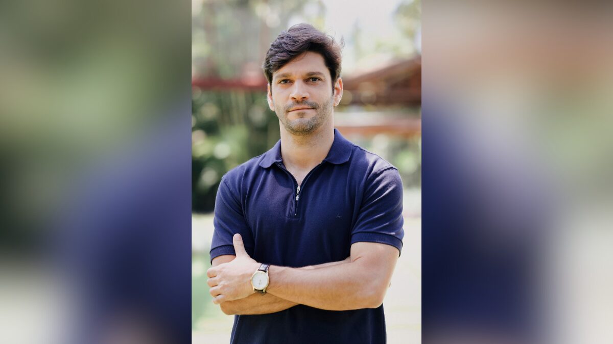 Texto da novela Dona de MimVanderson (Armando Babaioff).Globo/ Manoella Mello