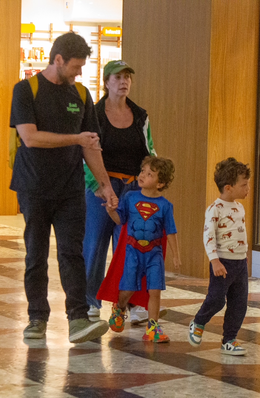 Emilio Dantas e Fabiula Nascimento com os filhos gêmeos - Foto: Thiago Martins / Agnews