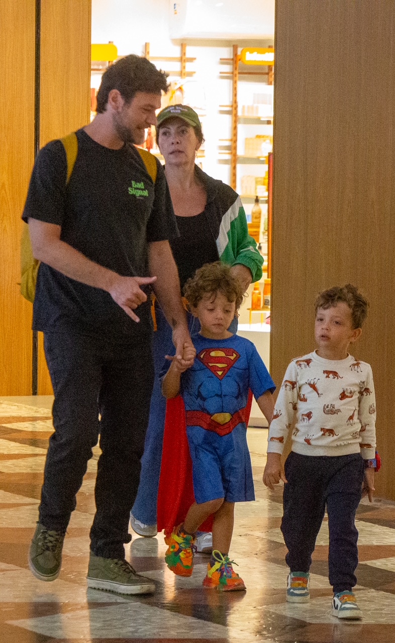 Emilio Dantas e Fabiula Nascimento com os filhos gêmeos - Foto: Thiago Martins / Agnews