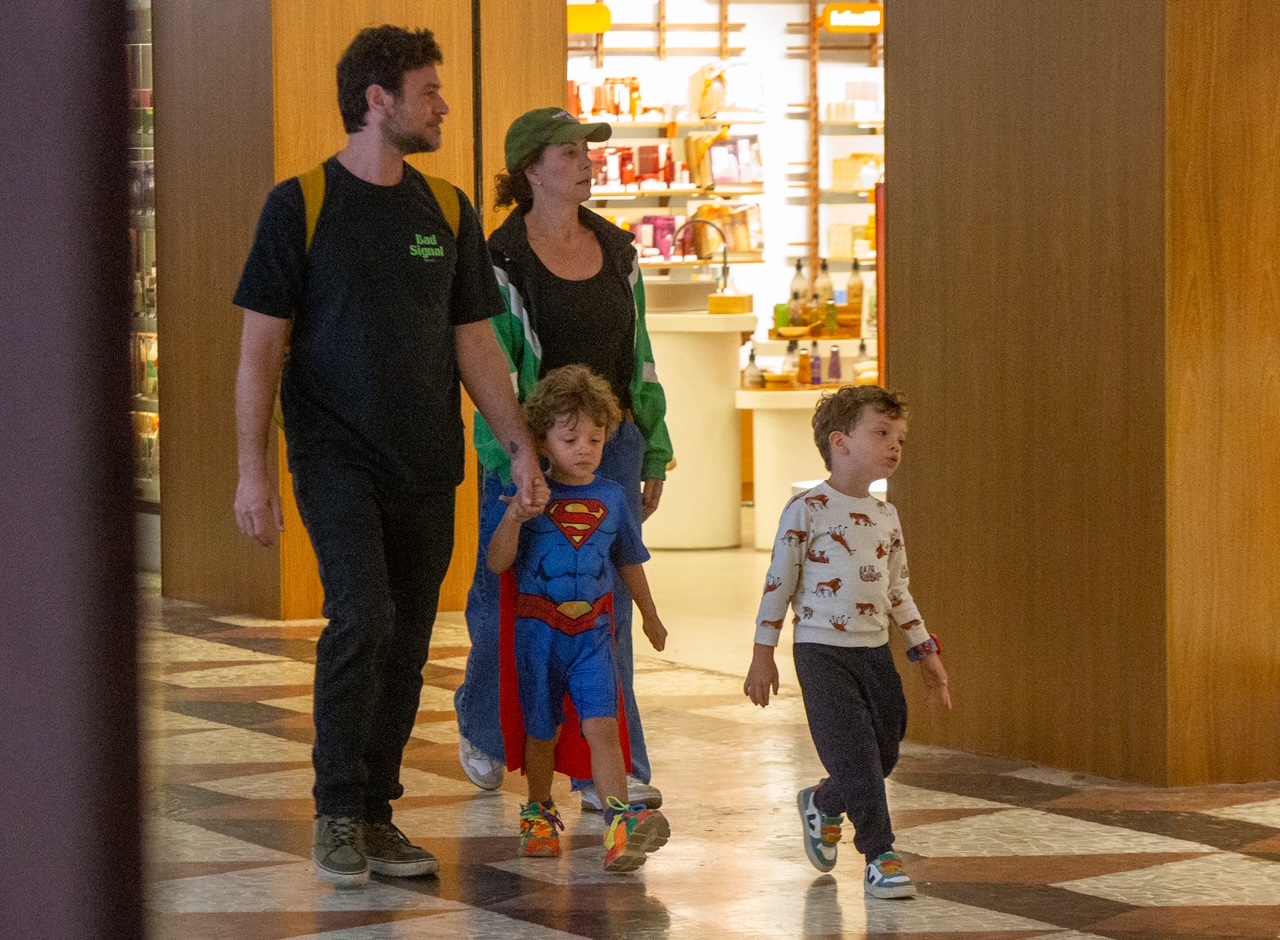 Emilio Dantas e Fabiula Nascimento com os filhos gêmeos - Foto: Thiago Martins / Agnews