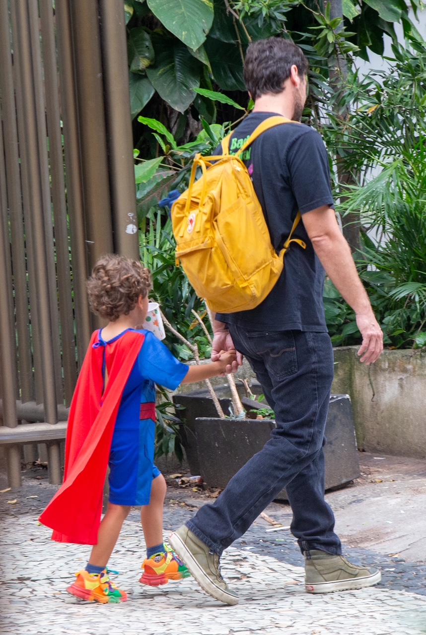 Emilio Dantas e Fabiula Nascimento com os filhos gêmeos - Foto: Thiago Martins / Agnews