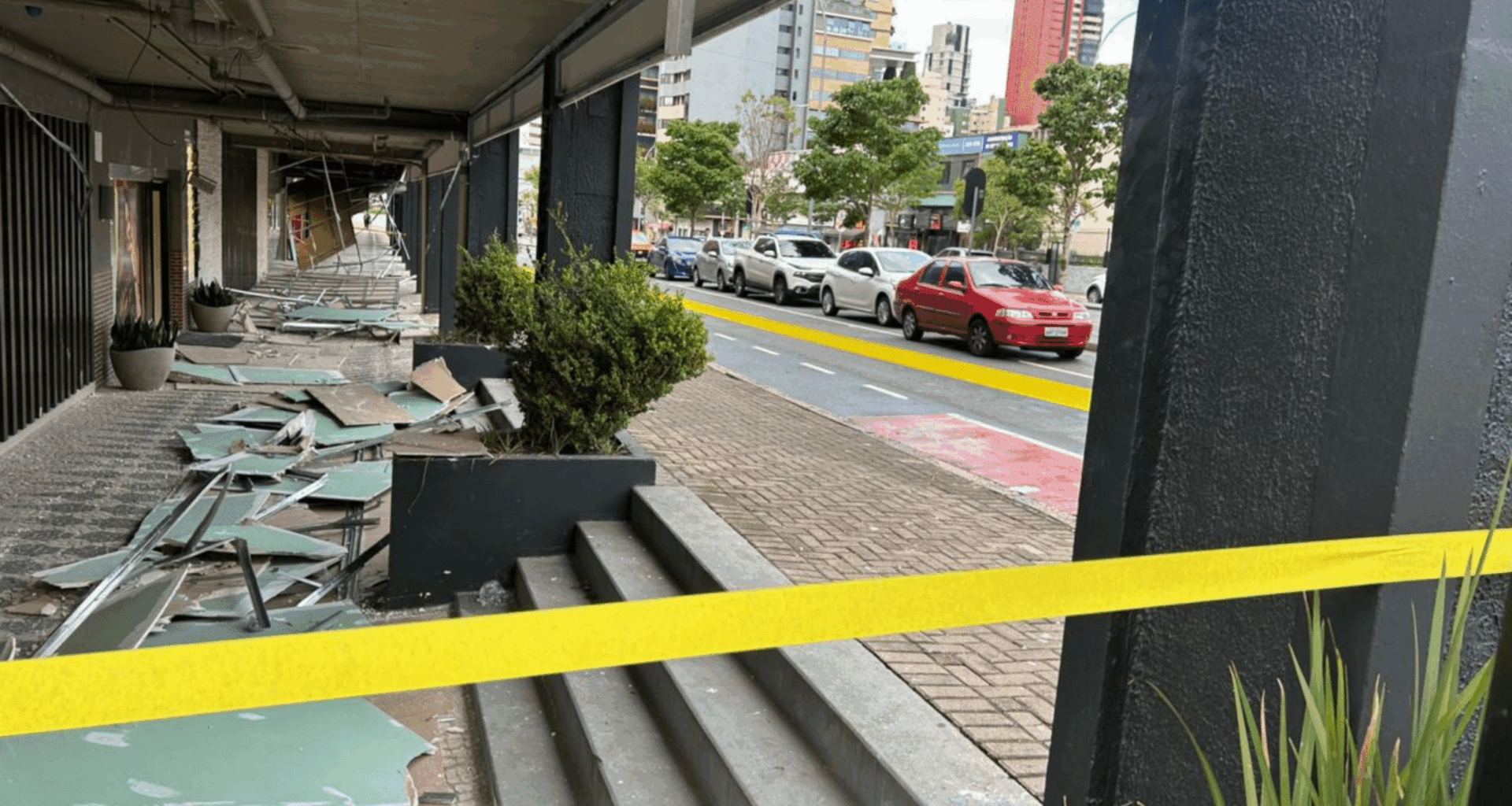 Forro de área externa de supermercado cai e deixa mulher ferida em Curitiba – CBN Curitiba – A Rádio Que Toca Notícia