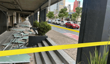 Forro de área externa de supermercado cai e deixa mulher ferida em Curitiba – CBN Curitiba – A Rádio Que Toca Notícia