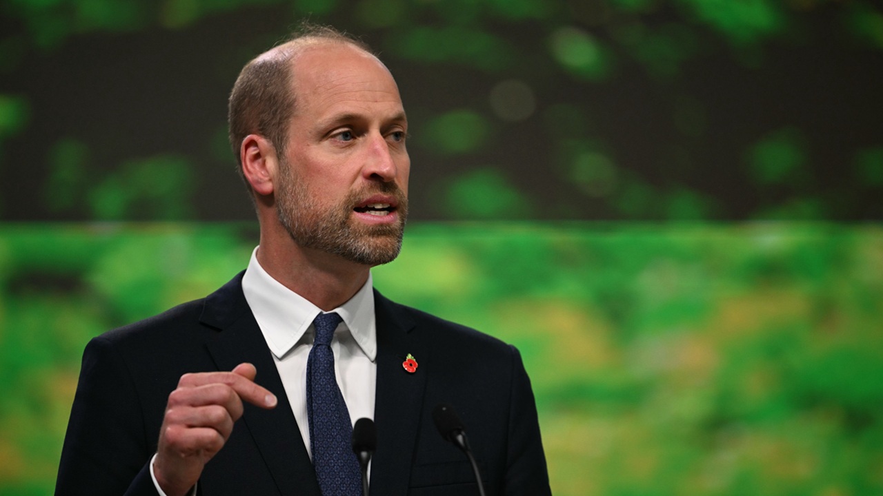 O significado histórico do broche vermelho usado pelo príncipe William no Brasil