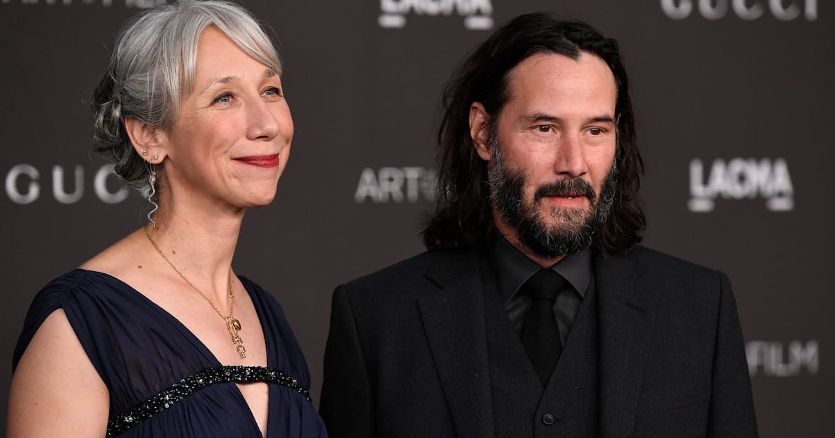 é o comentário sobre a namorada de Keanu Reeves, que vem recebendo elogios – Metro World News Brasil