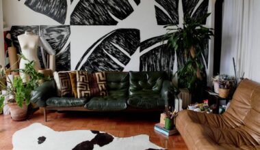 O apartamento tropical com vista para o Pão de Açúcar que virou lar e ateliê