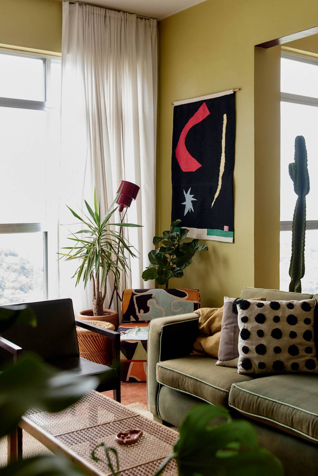 Sala de estar com decoração brasileira