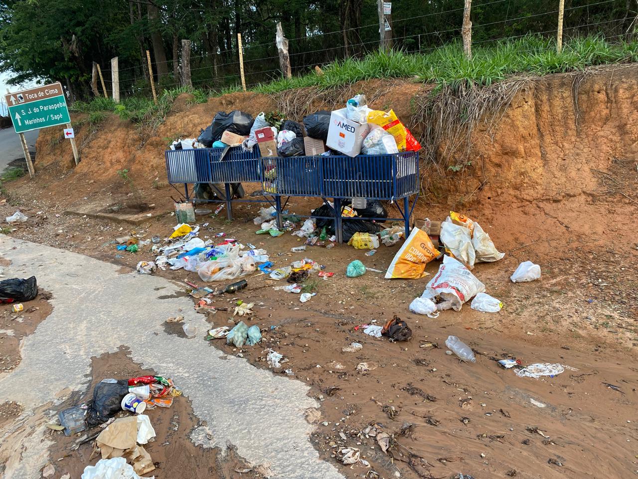 Lixo espalhado gera incômodo e preocupação em diversas regiões de Brumadinho