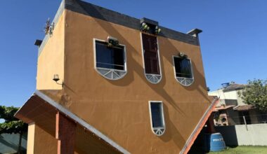 Pedreiro desafia a gravidade e faz casa de cabeça para baixo no ES